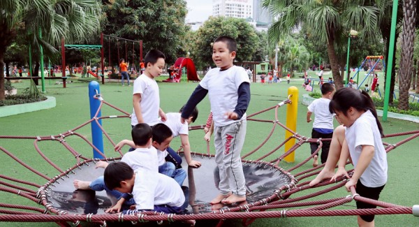 Sân chơi cho trẻ - đến hẹn lại lo