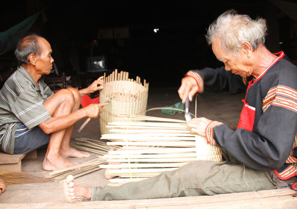 Đắk Lắk: Giữ gìn nghề đan gùi truyền thống của người M'Nông ở Đắk Phơi