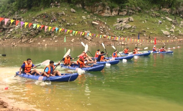 Tuyên Quang: Sôi động Hội đua thuyền Kayak trên hồ thủy điện Tuyên Quang