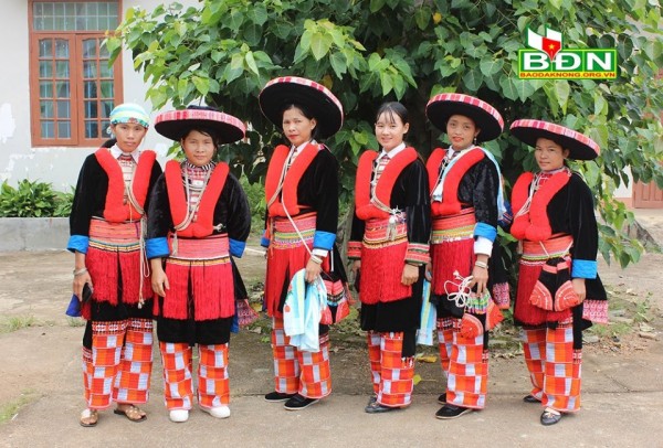 Ấn tượng trang sức bạc trên trang phục truyền thống của phụ nữ Dao đỏ