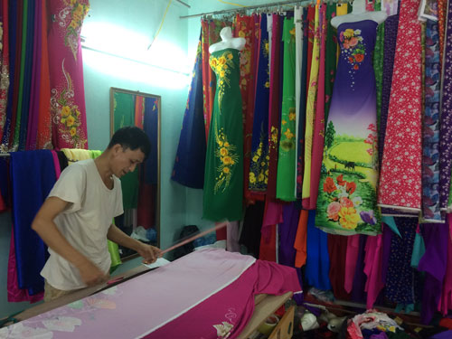 Lưu giữ nét đẹp văn hóa ở làng áo dài Trạch Xá
