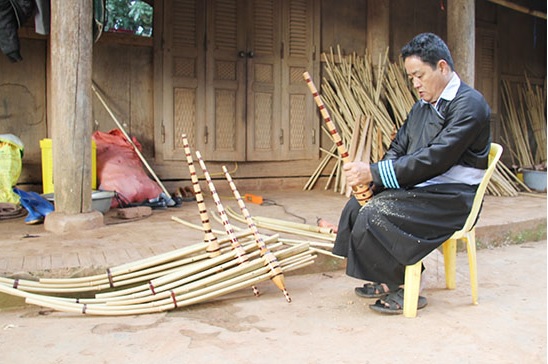 Người làm khèn Mông ở bản Phát Nam