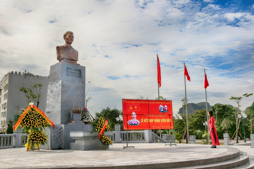 Hình anh trên đỉnh núi Bài Thơ