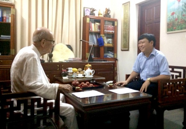 Giáo sư Vũ Khiêu và đôi câu đối tại Đền thờ Chủ tịch Hồ Chí Minh