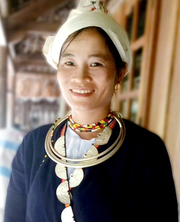 Trang sức bằng bạc trên trang phục phụ nữ Dao tiền