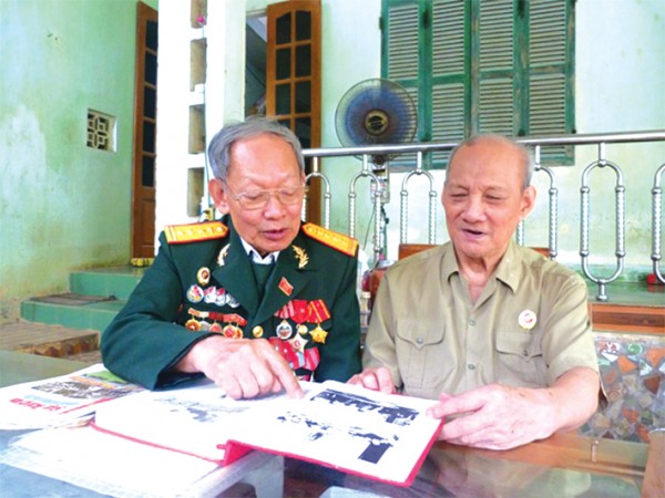 Ông Trương Thanh  Bình cùng đồng đội ôn lại những kỷ niệm về những trận chiến đấu đã cùng nhau trải qua
