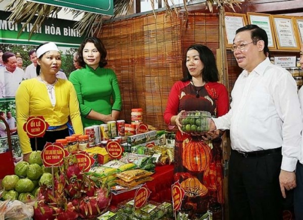 Hơn 100 gian hàng tham dự phiên chợ vùng cao tại Hoà Bình