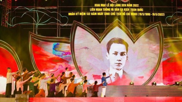 Khai mạc Lễ hội Làng Sen 2022: "Người là niềm tin tất thắng"