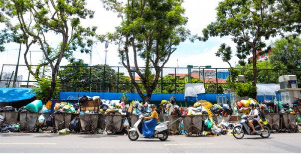 Rác thải ùn ứ gây mất vệ sinh trên nhiều tuyến phố Hà Nội