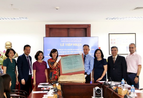 Trung tâm Lưu trữ quốc gia III tiếp nhận tài liệu quý