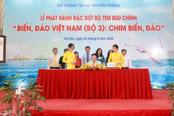 Phát hành đặc biệt bộ tem ‘Biển, đảo Việt Nam: Chim biển, đảo’