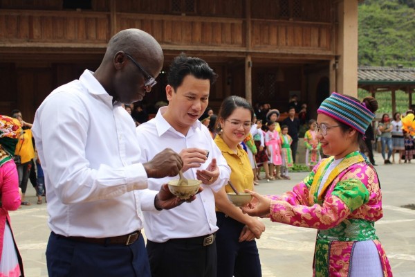 Bí thư Tỉnh ủy Hà Giang Đặng Quốc Khánh (áo trắng đứng giữa) và du khách quốc tế tham gia trải nghiệm du lịch tại Làng văn hóa du lịch cộng đồng dân tộc Mông tại xã Pả Vi, huyện Mèo Vạc. (Nguồn ảnh: Mỹ Yên)