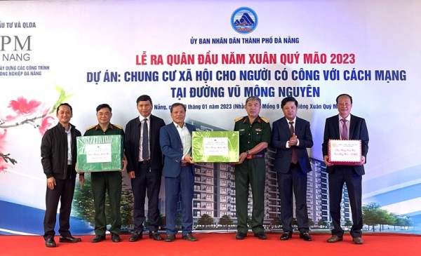 Chủ tịch HĐND TP Đà Nẵng Lương Nguyễn Minh Triết và các  đồng  chí  lãnh  đạo TP tặng quà các đơn vị thực hiện Dự án chung cư xã hội cho người có công với cách mạng tại đường Vũ Mộng Nguyên.