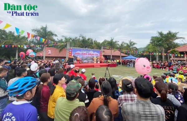 Hội làng bằng Cả thu hút đông đảo người dân và du khách tới trải nghiệm