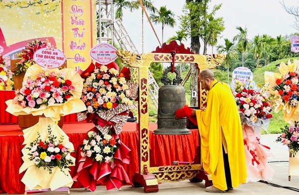 Nghi thức thỉnh chuông Khai hội chùa Quỳnh Lâm năm 2023