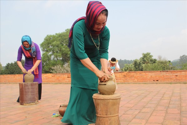 Các nghệ nhân làm gốm Bàu Trúc tái hiện quy trình sản xuất bình hoa bằng gốm tại Làng Văn hóa Du lịch các Dân tộc Việt Nam