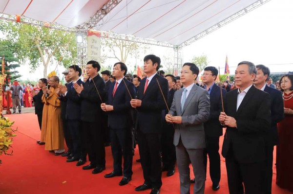 Các đại biểu dâng hương Thái Miếu