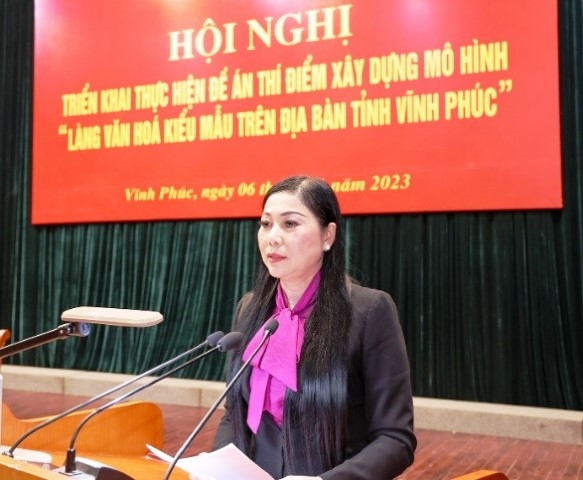 Bí thư Tỉnh ủy Hoàng Thị Thúy Lan phát biểu tại Hội nghị triển khai  thực hiện Đề án thí điểm “Làng văn hóa kiểu mẫu”  trên địa bàn tỉnh Vĩnh Phúc (Ảnh: Khánh Linh, Báo Vĩnh Phúc)