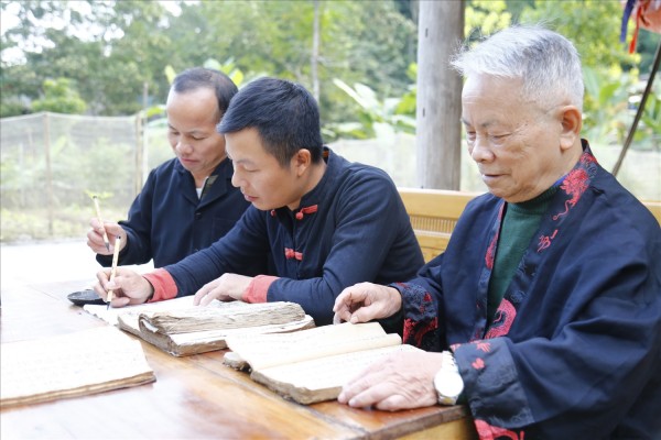 Thầy Bàn Văn Minh, thôn Minh Lợi, xã Trung Minh, huyện Yên Sơn (ngoài cùng bên phải) dạy chữ Nôm Dao cho các học trò