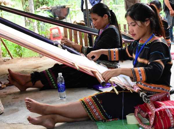 Dệt thổ cẩm là việc làm thường xuyên của chị em phụ nữ Làng du lịch cộng đồng Kon Jơ Dri