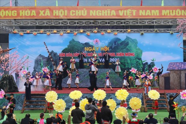 Nhiều tiết mục văn nghệ, nhiều trò chơi dân gian mang đậm bản sắc văn hóa dân tộc Mông được diễn ra tại Ngày hội.