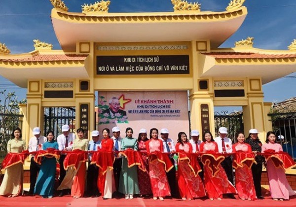 Thực hiện nghi thức cắt băng Khánh thành công trình Khu di tích lịch sử “Nơi ở và làm việc của đồng chí Võ Văn Kiệt”