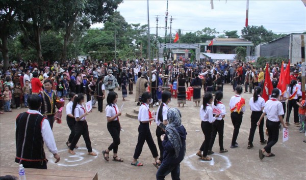 Học sinh hòa cùng vòng xoang với các nghệ nhân
