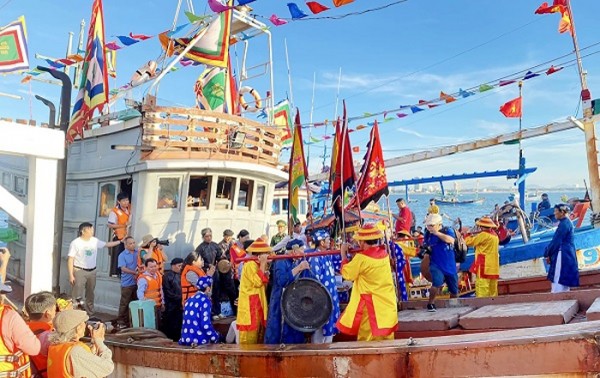 Lễ cúng và rước Cá Ông trên biển