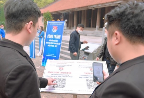 Chỉ cần quét QR Code, khách tham quan có thể dễ dàng tìm hiểu về các điểm di tích lịch sử, văn hóa, địa chỉ đỏ trên địa bàn thành phố Hà Nội. Đây là công trình thanh niên do đoàn viên, thanh niên Thủ đô tích cực triển khai thời gian qua.