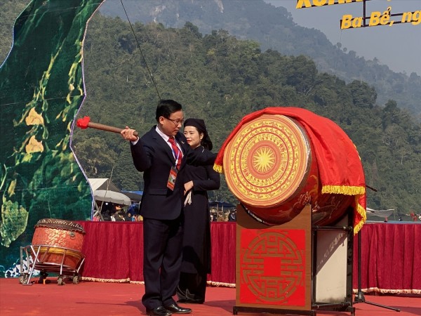 Lãnh đạo huyện Ba Bể đánh trống khai hội.