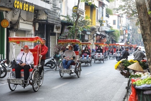 Đoàn khách du lịch quốc tế tham quan phố cổ Hà Nội. Ảnh: Minh Quyết.