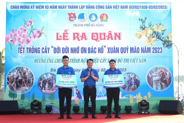 Trong khuôn khổ chương trình, đại diện lãnh đạo Thành Đoàn Đà Nẵng đã trao 30.000 cây keo giống và 35.000 cây xanh các loại cho 07 quận, huyện Đoàn.