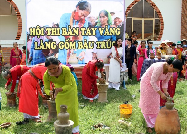 Nghệ nhân chế tác gốm Chăm tham gia Hội thi bàn tay vàng làng gốm Bàu Trúc