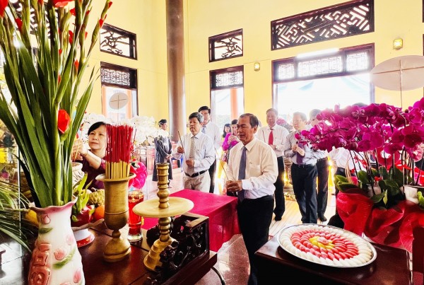 Các đại biểu và đông đảo người dân dâng hương tưởng nhớ bậc tiền nhân