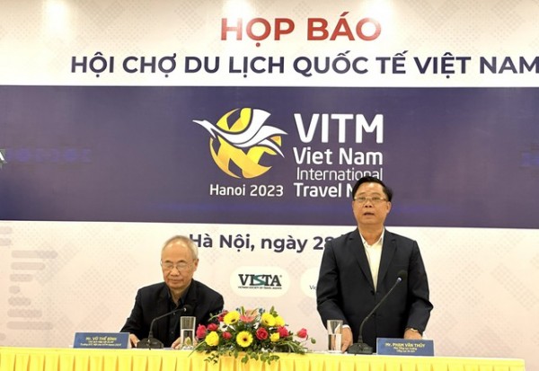 Phó Tổng cục trưởng Tổng cục Du lịch Việt Nam Phạm Văn Thủy (đứng) trao đổi thông tin về du lịch - Ảnh: VGP/Diệp Anh