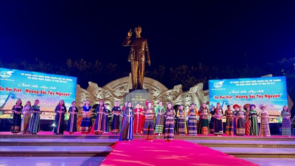 1Phần trình diễn “Áo dài Việt - Hương sắc Tây nguyên” với sự tham gia của 40 hội viên phụ nữ các đơn vị trên địa bàn tỉnh