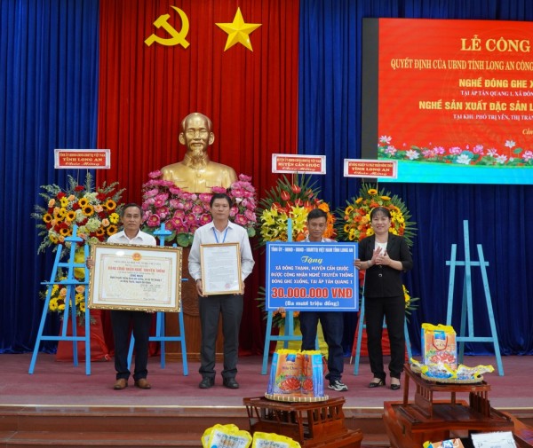 UBND tỉnh đã công nhận nghề đóng ghe xuồng tại ấp Tân Quang 1 là Nghề truyền thống – (Ảnh: Internet)