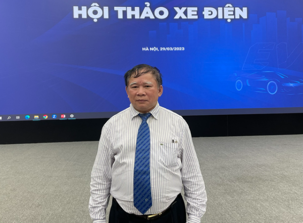 GS.TS. Bùi Văn Ga trao đổi với Báo điện tử Chính phủ về các vấn đề chính sách và thể chế trong phát triển xe điện tại Việt Nam - Ảnh: VGP/Hoàng Giang