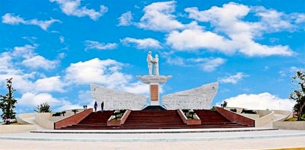 Tượng đài tưởng niệm sự kiện tập kết năm 1954.