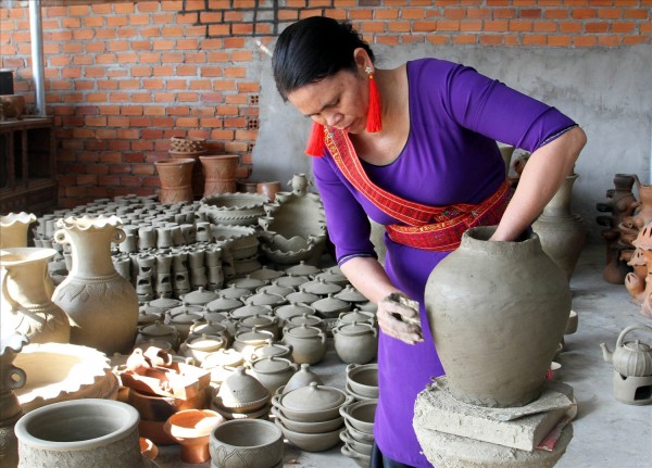 Nghệ nhân Đàng Thị Hoa ở làng gốm Bàu Trúc đang chế tác gốm