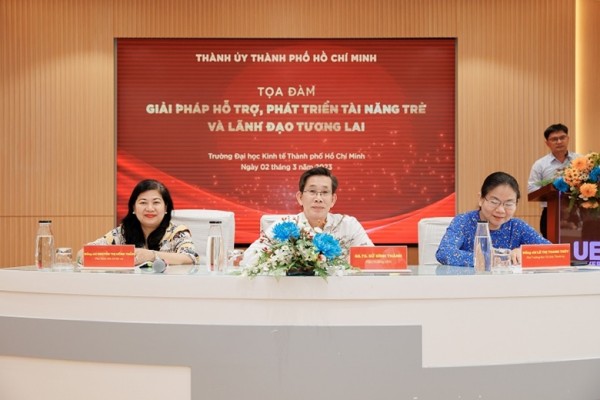 Các đại biểu chủ trì tọa đàm (Ảnh: ueh.edu.vn)