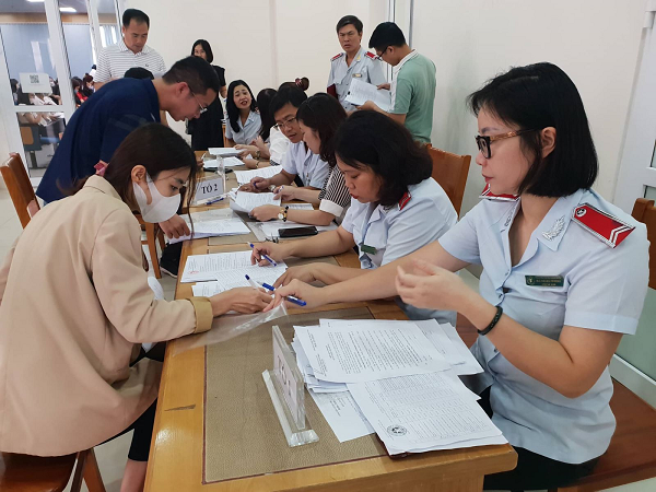 Đại diện các đơn vị nợ đóng BHXH (bên trái) ký nhận quyết định công bố thanh tra của Thanh tra thành phố Hà Nội. Ảnh: VGP/Minh Anh
