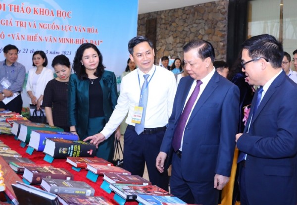 Bí thư Thành ủy Hà Nội Đinh Tiến Dũng thăm không gian trưng bày.