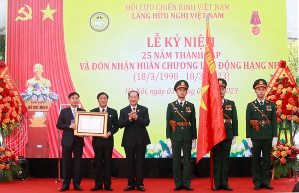 Thượng tướng Bế Xuân Trường, Chủ tịch Trung ương Hội Cựu chiến binh Việt Nam trao Huân chương Lao động hạng Nhì cho Làng Hữu nghị Việt Nam.
