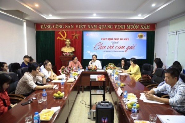 Phát động cuộc thi viết với chủ đề “Cha và con gái”