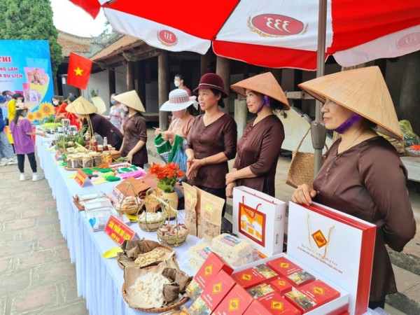 Người dân Đường Lâm giới thiệu sản phẩm truyền thống tới du khách - Ảnh: VGP