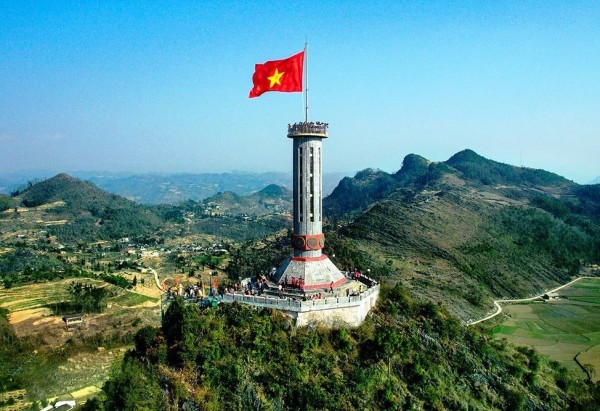 Cột cờ Lũng Cú (Đồng Văn) điểm đến khi du lịch cao nguyên đá