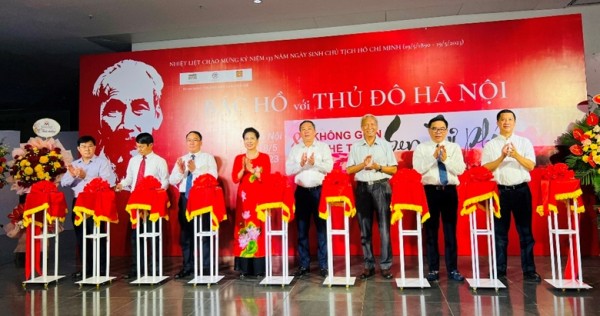 Trưng bày 200 tài liệu, hiện vật về Bác Hồ với Thủ đô Hà Nội