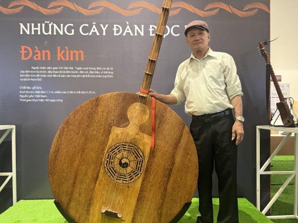 Nghệ nhân chế tác nhạc cụ bằng chất liệu dừa