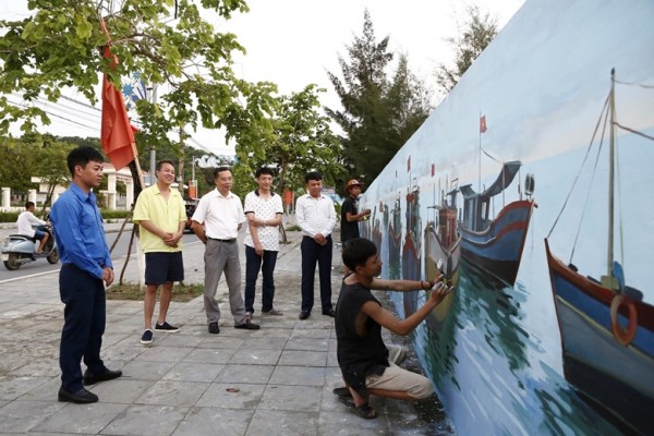 Hoàn thành bức tranh tường “Cô Tô ngày mới”